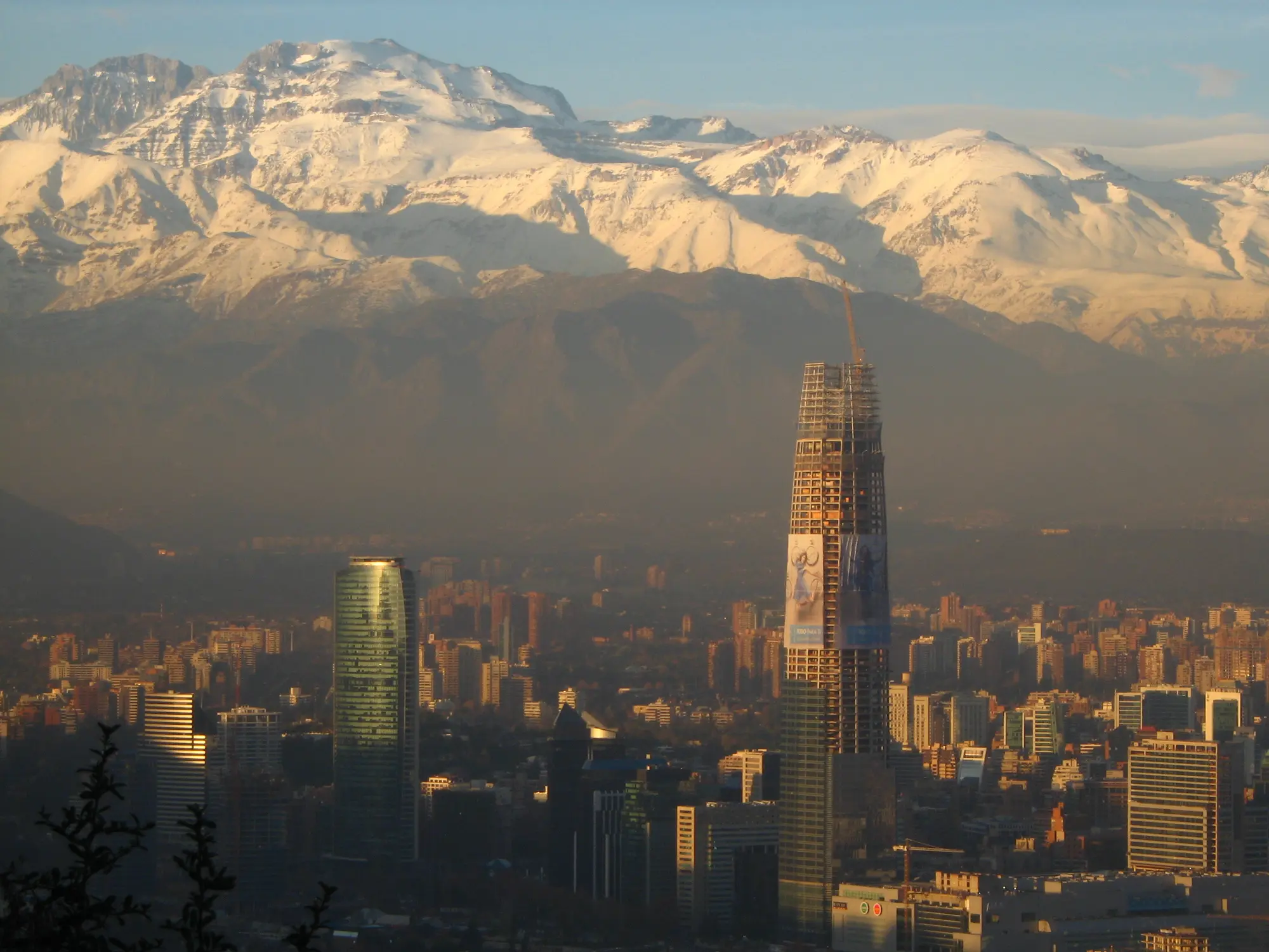 Santiago com a Cordilheira dos Andes ao fundo