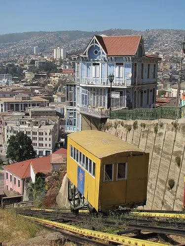 Casas coloridas e litoral de Valparaíso